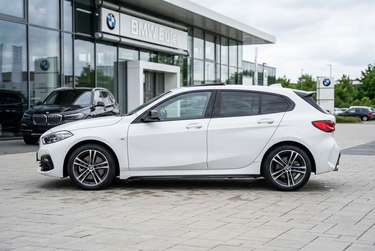 BMW 118 d SPORT LINE/PANORAMA/LED/NAVI/SHZ/PDC/ — side