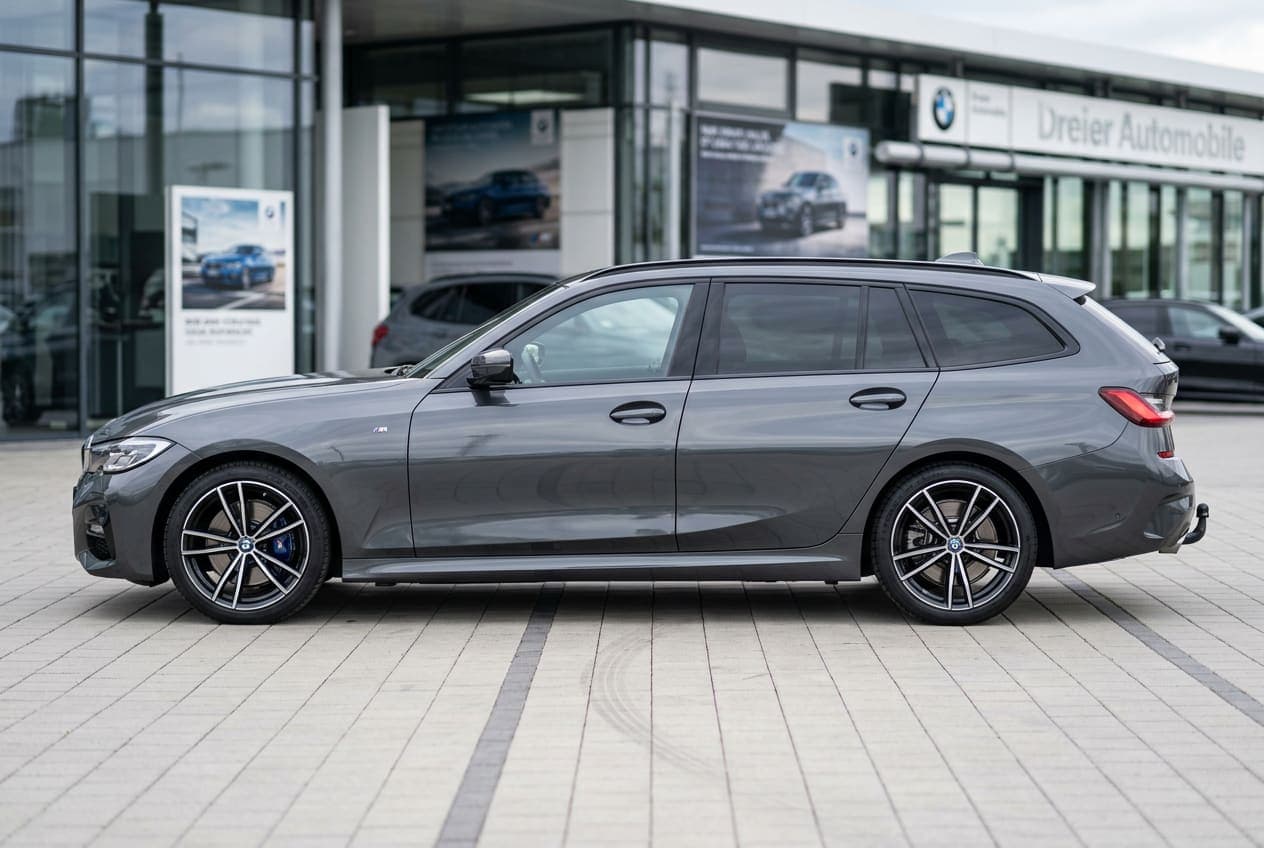 BMW 320d Touring M Sport/LIVE COCKPIT/LED/AHK/SHZ — side